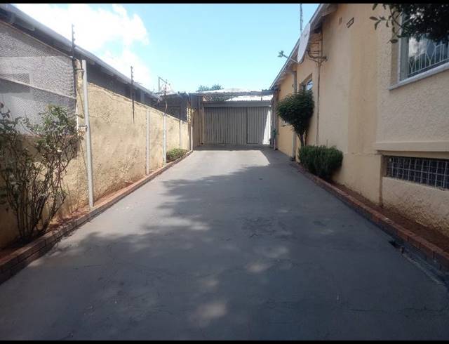 3 BEDROOM HOUSE FOR SALE IN BEZUIDENHOUT VALLEY